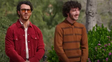 Todd Snyder Dash Polo de manga larga en marrón bronce usado por Frankie Jonas como se ve en Claim to Fame (S02E05)
