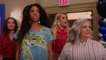 Cece Long Sleeve Cold Shoulder Ruffled Blusa usada por Summer Dutkowsky (Busy Philipps) como se ve en Girls5eva (S01E07)
