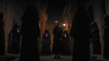 El traje de monja usado por la hermana Irene (Taissa Farmiga) como se ve en la película The Nun II