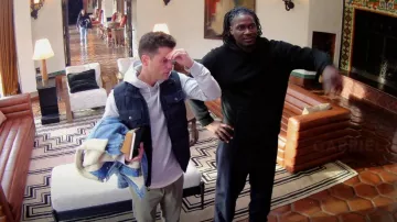 Levi's Men's Regular Fit Sherpa Denim Trucker Jacket usada por Chris como se ve en Claim to Fame (S02E05)