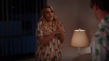 Sant And Abel x Gray Malin Pijama corto Marlin para mujer usado por Summer Dutkowsky (Busy Philipps) como se ve en Girls5eva (S01E07)