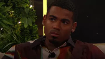 Cos Camisa estampada de manga corta de ajuste regular en negro usada por Tyrique Hyde como se ve en Love Island (S10E51)