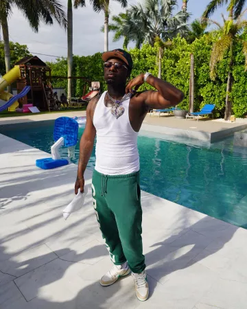 Marché aux puces de la plante de cactus vert CPFM. Pantalons de survêtement XYZ portés par Sleepy Hallow sur le compte Instagram @_sleepyhallow_