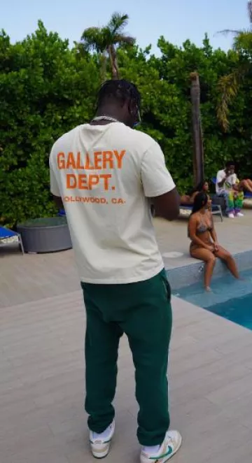 Camiseta con el logotipo de Cream & Orange del Departamento de Galerías usada por Sleepy Hallow en la cuenta de Instagram @_sleepyhallow_