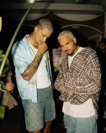 Due Diligence Light Blue Flower & Wine Print Shirt usada por Kyle Kuzma en la cuenta de Instagram @kuz