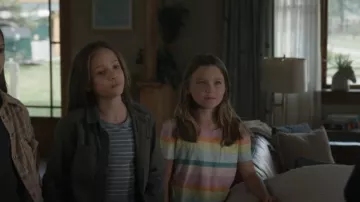 Gap Organic Cotton Boxy Pocket T-Shirt usada por Lucy Pickett (Kamryn Pliva) como se ve en Joe Pickett (S02E07)