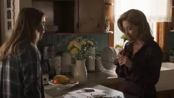 Paige Floral Ledare V-Neck Ruffle Wrap Blouse à manches longues Top porté par Missy (Sharon Lawrence) vu dans Joe Pickett (S02E07)