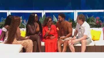 Pretty Little Thing Burnt Orange Glitter One Shoulder Maillot de bain porté par Whitney Adebayo vu dans Love Island (S10E49)