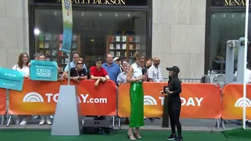 Tory Burch lentejuelas Maxi falda de malla elástica usada por Savannah Guthrie como se ve en Today el 27 de julio de 2023