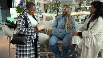 Louis Vuitton Coussin MM Bolso usado por Kandi Burruss como se ve en The Real Housewives of Atlanta (S15E11)