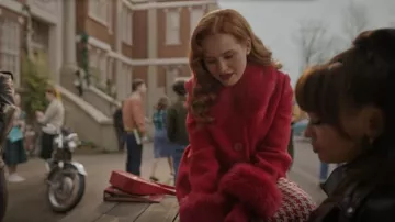 Kate Spade Fur Trim Anita Manteau porté par Cheryl Blossom (Madelaine Petsch) vu dans Riverdale (S07E16)