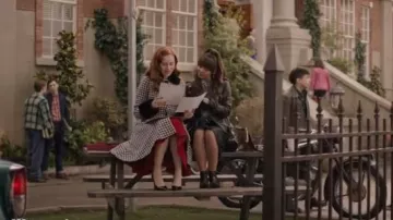 Kate Spade Manteau en fausse fourrure Houndstooth porté par Cheryl Blossom (Madelaine Petsch) vu dans Riverdale (S07E16)