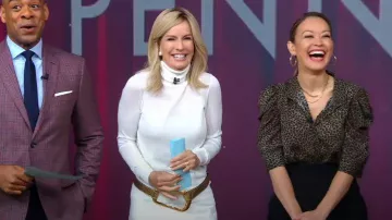 Michael Kors Collection Organic Bucckle Loop Leather Belt usado por Jennifer Ashton como se ve en Good Morning America el 27 de julio de 2023