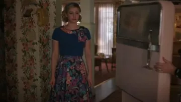 Vintage St Michael Bold Colour­ful Flo­ral Pat­tern Lined Skirt worn by Betty Cooper (Lili Reinhart) as seen in Riverdale (S07E16)