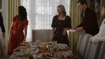 SEA Lucinda Tiered Smocked Floral-Print Cotton Midi Dress usado por Susannah (Rachel Blanchard) como se ve en The Summer I Turned Pretty (S02E05)