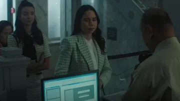 Blazer Zara Double Breasted Houndstooth en verde mar usada por Addy Soctomah (Rachel Colwell) como se ve en Nancy Drew (S04E09)