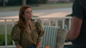 La parte superior de Ulla Johnson usada por Maddie (JoAnna Garcia) en In the Shadow of the Magnolias (Temporada 3 Episodio 10)
