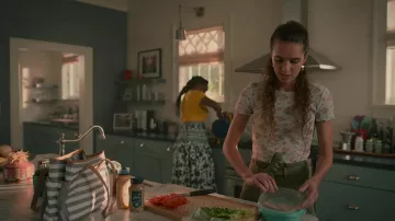 Top floral usado por CeCe Matney (Harlan Drum) como se ve en Sweet Magnolias (S03E08)