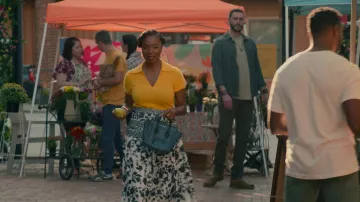 Antonio Melani Falda con estampado floral usada por Helen Decatur (Heather Headley) como se ve en Sweet Magnolias (Temporada 3 Episodio 8)