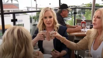 Cinq à Sept Khloe Blazer de mezclilla usada por Shannon Beador como se ve en The Real Housewives of Orange County (S17E08)