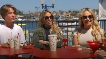 Camiseta Skims Fits Everybody usada por Taylor Armstrong como se ve en The Real Housewives of Orange County (S17E08)