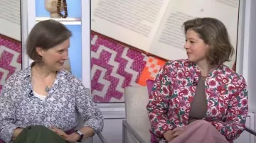 Chaqueta floral Antik Batik Blossom usada por Lindsay Lynch como se ve en Today with Hoda & Jenna el 28 de julio de 2023