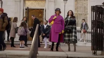Manteau lambrissé à double poitrine d’Issey Miyake porté par Lisa Todd Wexley (Nicole Ari Parker) comme on le voit dans And Just Like That... (S02E07)