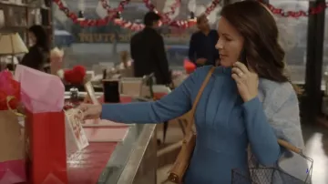 Dior Medium Dior Bobby Bag Camel Box Calfskin usado por Charlotte York (Kristin Davis) como se ve en And Just Like That... (S02E07)
