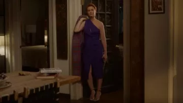 Halston Celeste Vestido de buceo recortado de un solo hombro usado por Miranda Hobbes (Cynthia Nixon) como se ve en And Just Like That... (S02E07)