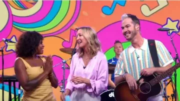 Obey Surface Wavy Stripe Polo Sweater porté par Michael Fitzpatrick vu dans Good Morning America le 28 juillet 2023