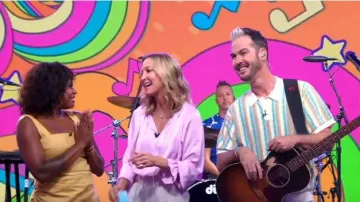 Ramy Brook Satin Bethany Top en opale rose porté par Lara Spencer vu dans Good Morning America le 28 juillet 2023