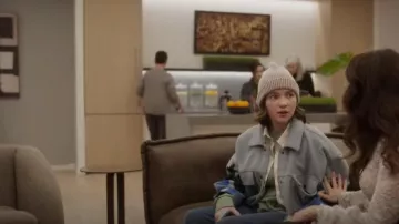 Chaqueta de paisaje azul claro de Wild Fable usada por Rock Goldenblatt (Alexa Swinton) como se ve en And Just Like That... (S02E07)