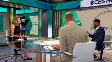 Elie Tahari Pleated Fit & Flare Halter Midi-Dress usado por Jill Schlesinger como se ve en CBS Mornings el 28 de julio de 2023