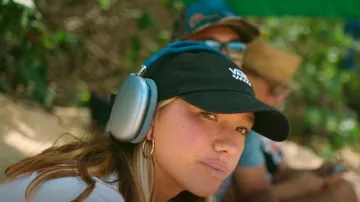 Casque supra-auriculaire sans fil Apple AirPods Max utilisé par Pua Desoto vu dans Surf Girls Hawai’i (S01E01)