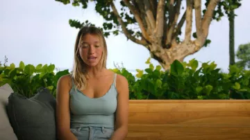 Tormenta silenciosa Ruffled Trim Rib Tank usado por Pua Desoto como se ve en Surf Girls Hawai'i (S01E01)
