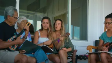 Volcom a vécu dans un débardeur de salon porté par Moana Jones Wong comme on le voit dans Surf Girls Hawai’i (S01E01)