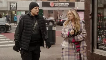 Molly Goddard Gabriel­la Ar­gyle Knit Cardi­gan worn by Carrie Bradshaw (Sarah Jessica Parker) as seen in And Just Like That… (S02E07)