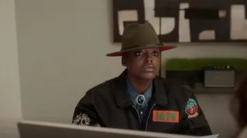 Chaqueta de vuelo transatlántica Tooth Tears usada por Deirdre (Wakeema Hollis) como se ve en And Just Like That... (S02E07)