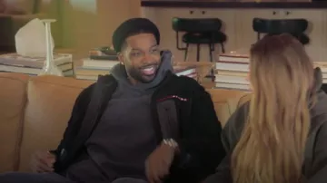 Chaqueta técnica de forro polar reciclado de Prada usada por Tristan Thompson como se ve en The Kardashians (S03E10)