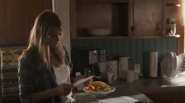 Madewell Whis­per Cot­ton V-Neck Tee worn by Marybeth Pickett (Julianna Guill) as seen in Joe Pickett (S02E07)