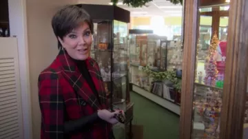 Michael Kors Collection Tartan Wool Cape usado por Kris Jenner como se ve en The Kardashians (S03E10)