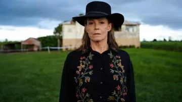 Chemise brodée noire portée par June Hart (Sigourney Weaver) comme on le voit dans Les Fleurs perdues d’Alice Hart (saison 1)