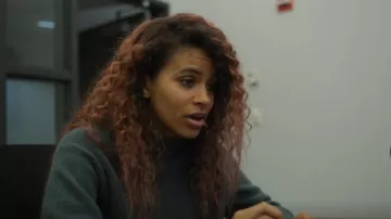 Uniqlo Souffle Yarn Mock Neck Manches longues Sweater porté par Mel Harmony (Zazie Beetz) comme on le voit dans Full Circle (S01E03)