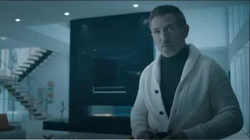 Tom Ford Chal-Solapa V-Neck Cardigan usado por Nicolai dzugashvilli (Pasha D. Lychnikoff) como se ve en Average Joe (S01E01)