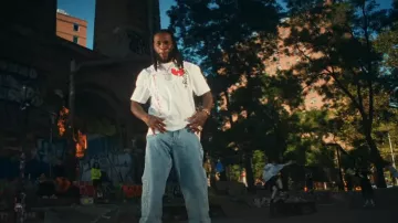 Tommy Hilfiger Light Wash Blue Side Logo Jeans usados por Burna Boy en su Big 7 (Video musical oficial)