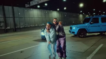 Supreme Light Blue Allover Logo Pantalones deportivos usados por Blessd en BLESSD ❌ MALUMA | EL RELOJ ⏰ (VIDEO OFICIAL)