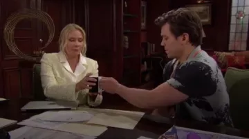 Autorretrato Boucle Knit Chaqueta recortada usada por Brooke Logan (Katherine Kelly Lang) como se ve en The Bold and the Beautiful el 24 de julio de 2023