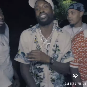 Sombrero floral Dior Tears Cream Floral usado por Meek Mill en la cuenta de Instagram @meekmill