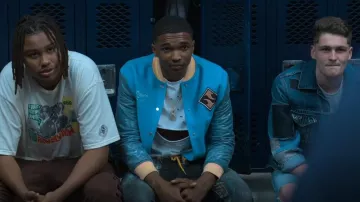 Chaqueta de color blanco roto con inclusión de género Strass Wool Blend Varsity en azul claro usada por Jace Carson (Isaiah R. Hill) como se ve en Swagger (S02E03)