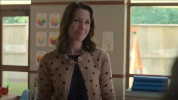 Charter Club Polka Dot Cardigan porté par Eva (Katie Killacky) vu dans Swagger (S02E02)